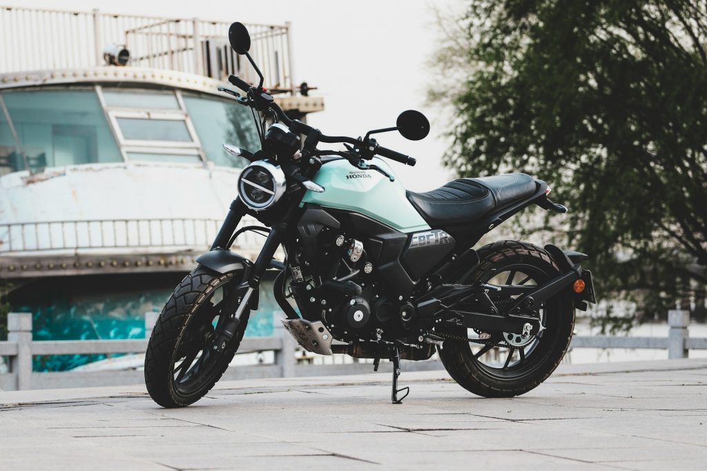 Dua Sorotan Otomotif: Perbandingan Tarif Pengiriman Motor dan Antisipasi Peluncuran Hero Splendor Listrik